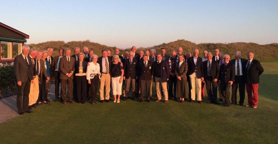 Årsmötesdeltagarna samlade utanför Falsterbo Golfklubb i kvällssolen. Foto: Jimmy Brorsson, svensk dessertmästare 2016.