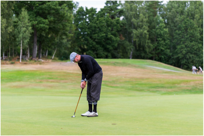 Årets svenska hickorymästare Johan Moberg sänker en putt på 8:e green. Foto: Robert Leonardi.