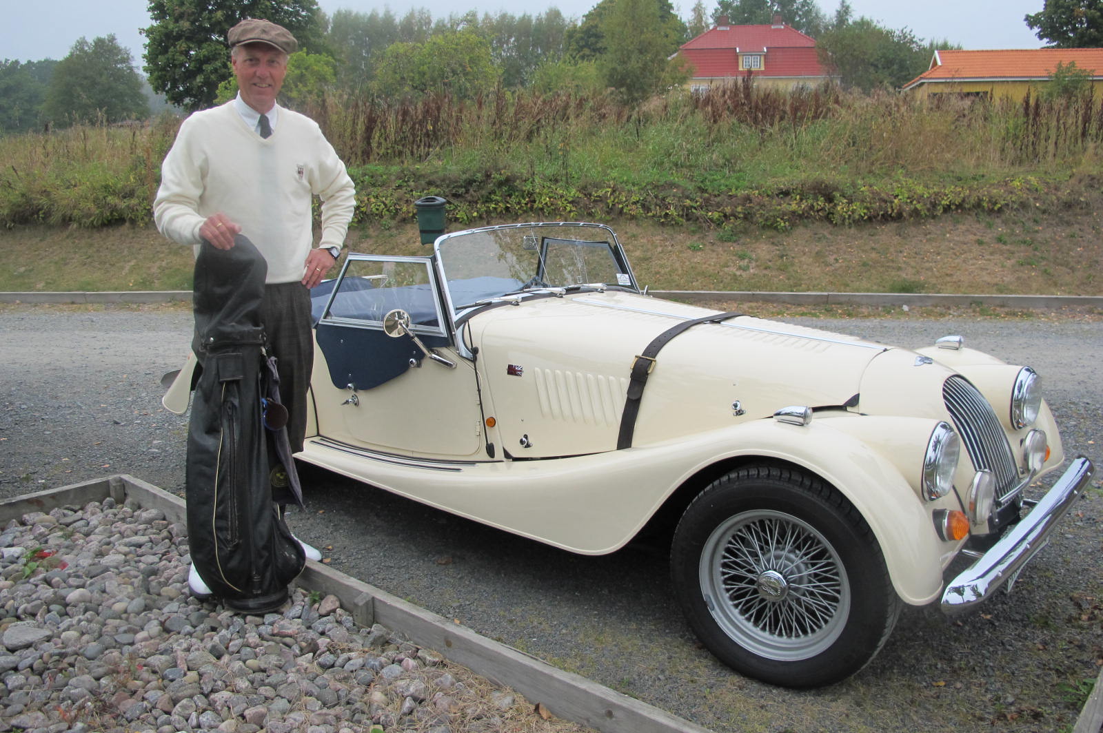 Bengt Gustafson från Isaberg anlände till Ryfors i sin Morgan i matchande färg. Foto: Georg Kittel.