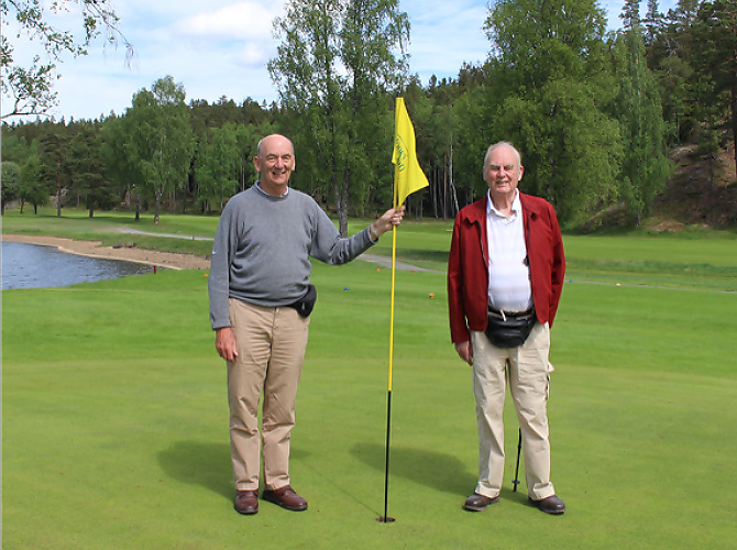 Philip och Adrian Dyer på Parkbanan, Hooks Golfklubb, under sitt besök i somras. De står på 11:e green, ett av Frank Dyers ursprungliga hål från 1934.