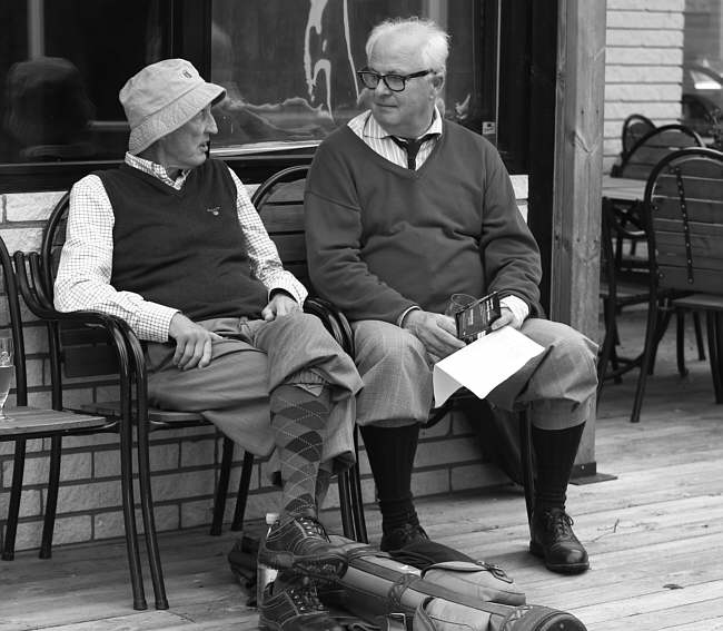 Två klubbhistoriker i samspråk. Lars Tengstrand, Stockholms Golfklubb och Claes Olsson, Göteborgs Golf Klubb.     Foto: Tomas Kihlman