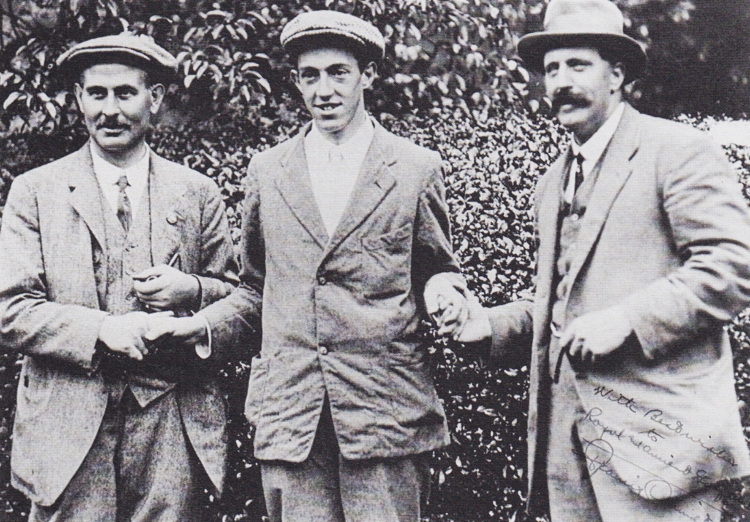 Tre legendariska golfare skakar hand.